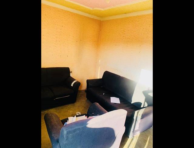 2 BEDROOM HOUSE FOR SALE IN UMLAZI Y